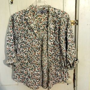 Vintage white floral print button up shirt. 🌷